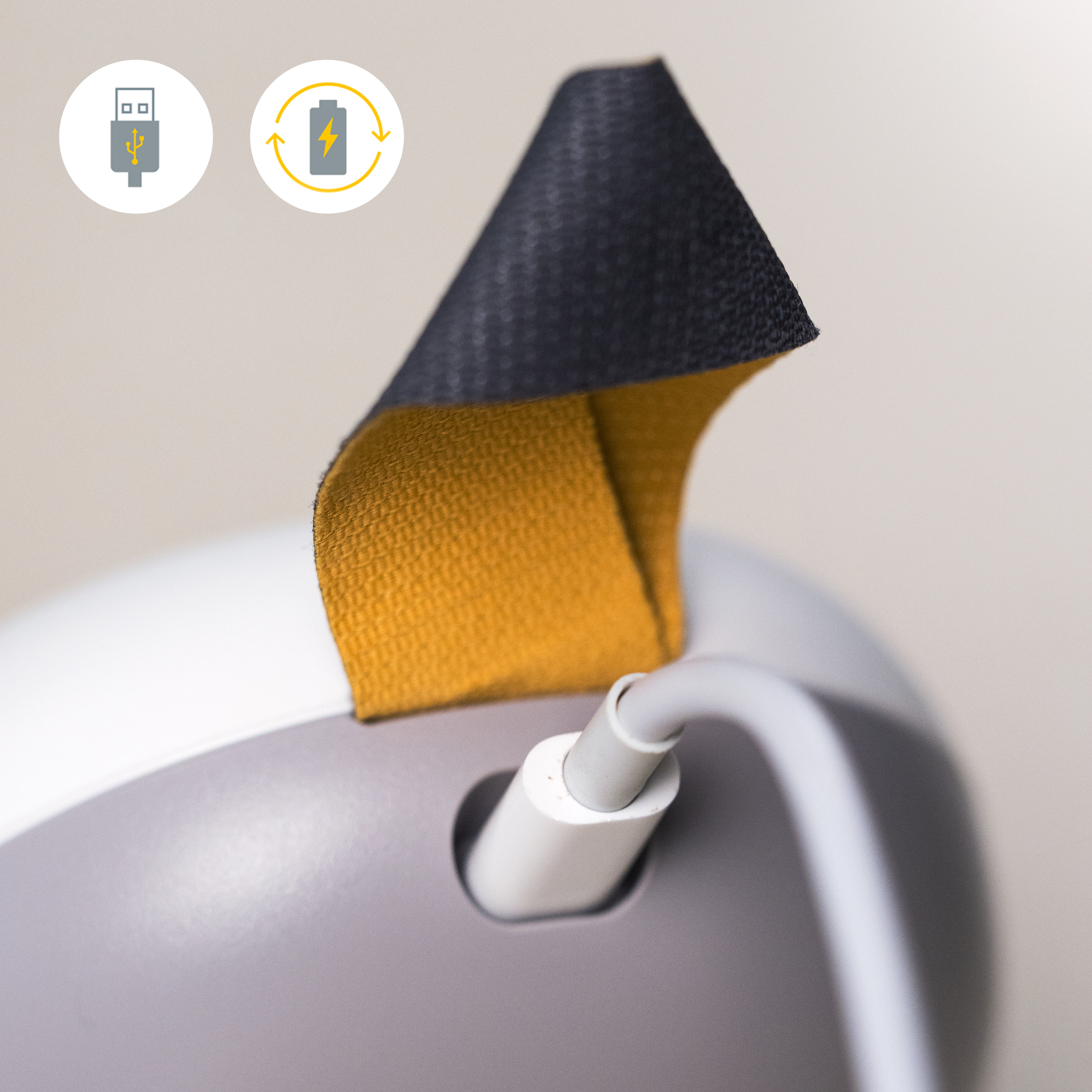 Medela Solo™ Hands-free enkele elektrische borstkolf, close-up afbeelding van oplaadsnoer aangesloten op kolf