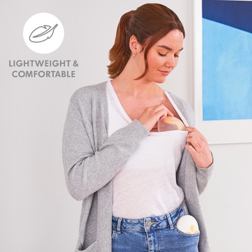 Mama plaatst haar Medela Solo™ Hands-free enkele elektrische borstkolf opvangbeker in beha. De tekst op de afbeelding luidt, “Lichtgewicht & Comfortabel”. | © Solo™ Hands-free single electric breast pumps