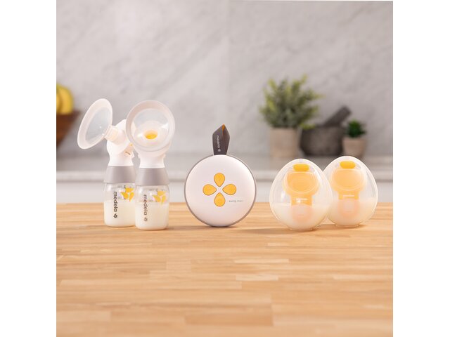 Tiralatte elettrico doppio Medela Swing Maxi™ da banco con due contenitori di raccolta Classic e due coppe di raccolta Hands-free.