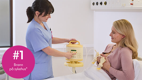 En sykepleier viser en mor hvordan hun bruker den leide Medela Symphony PLUS®-brystpumpen. Bildeteksten lyder «#1 Brann på sykehus".