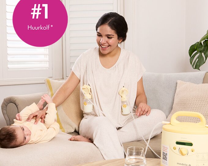 Mama op de bank met baby terwijl ze afkolft met een gehuurde Medela Symphony®-borstkolf. Tekst afbeelding: “#1 Huurkolf"