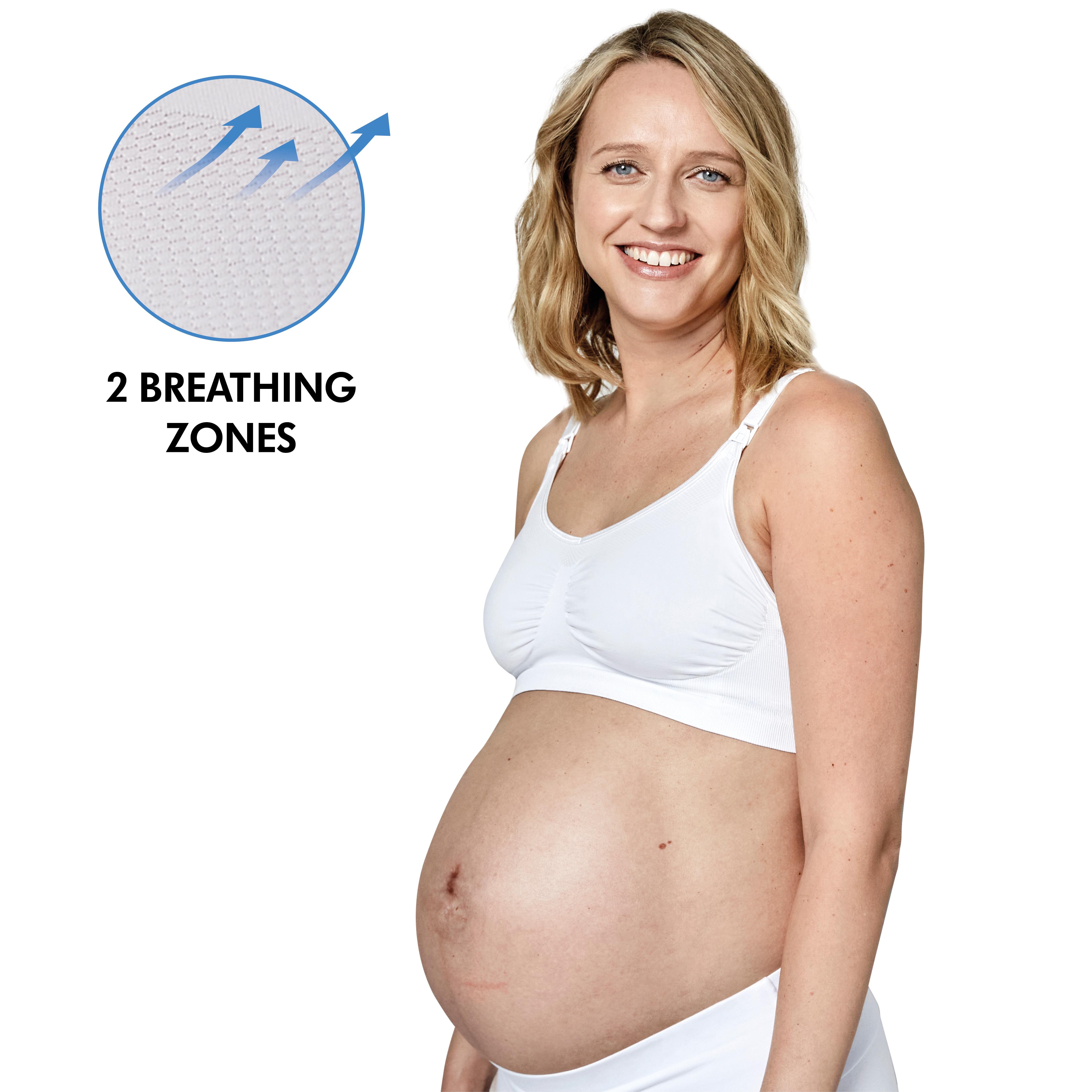 Mamma che indossa un reggiseno Medela Keep Cool™ bianco vista laterale con il testo “2 zone di respirazione”.