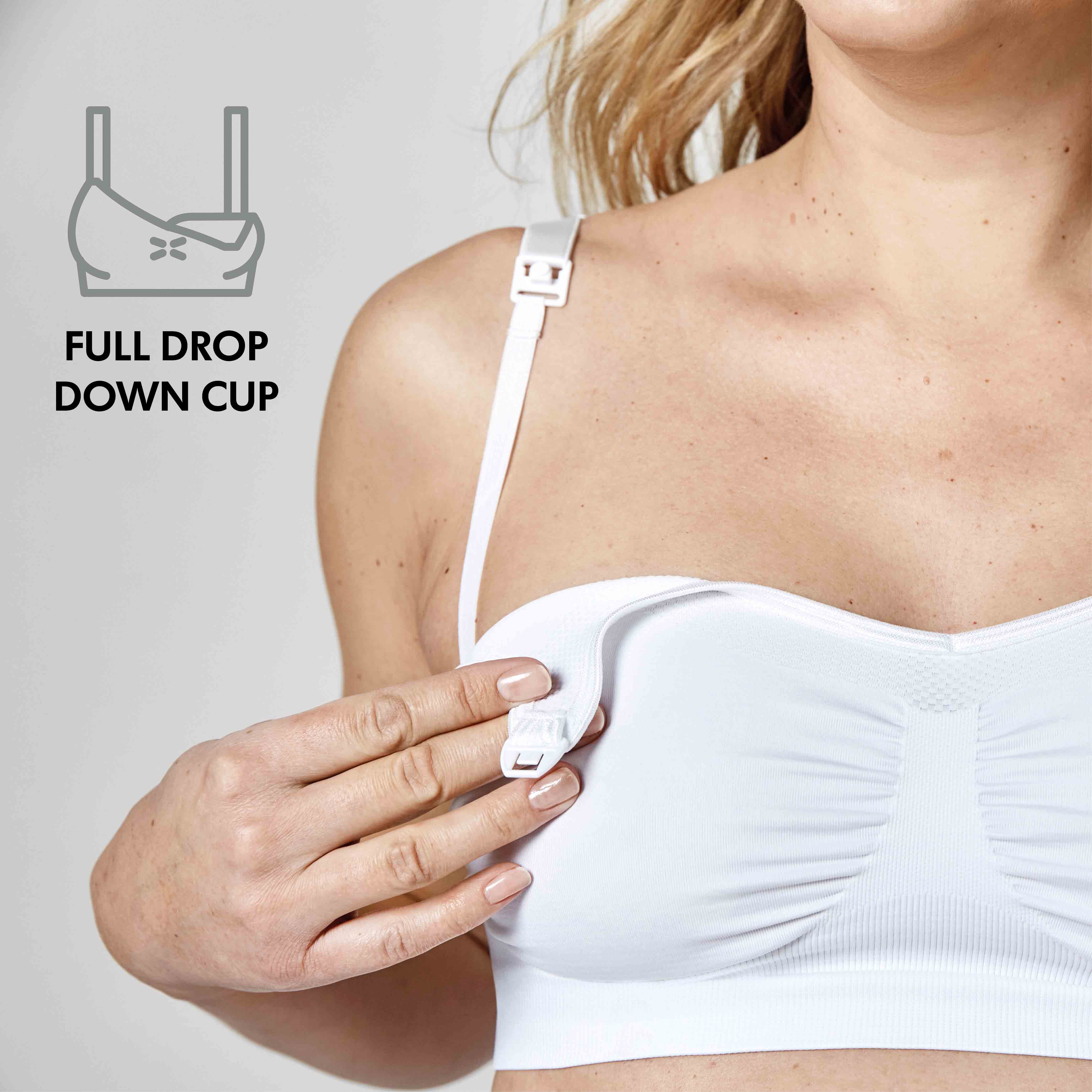 Mamma che indossa un reggiseno Medela Keep Cool™ bianco con il testo “Coppa a caduta totale”.