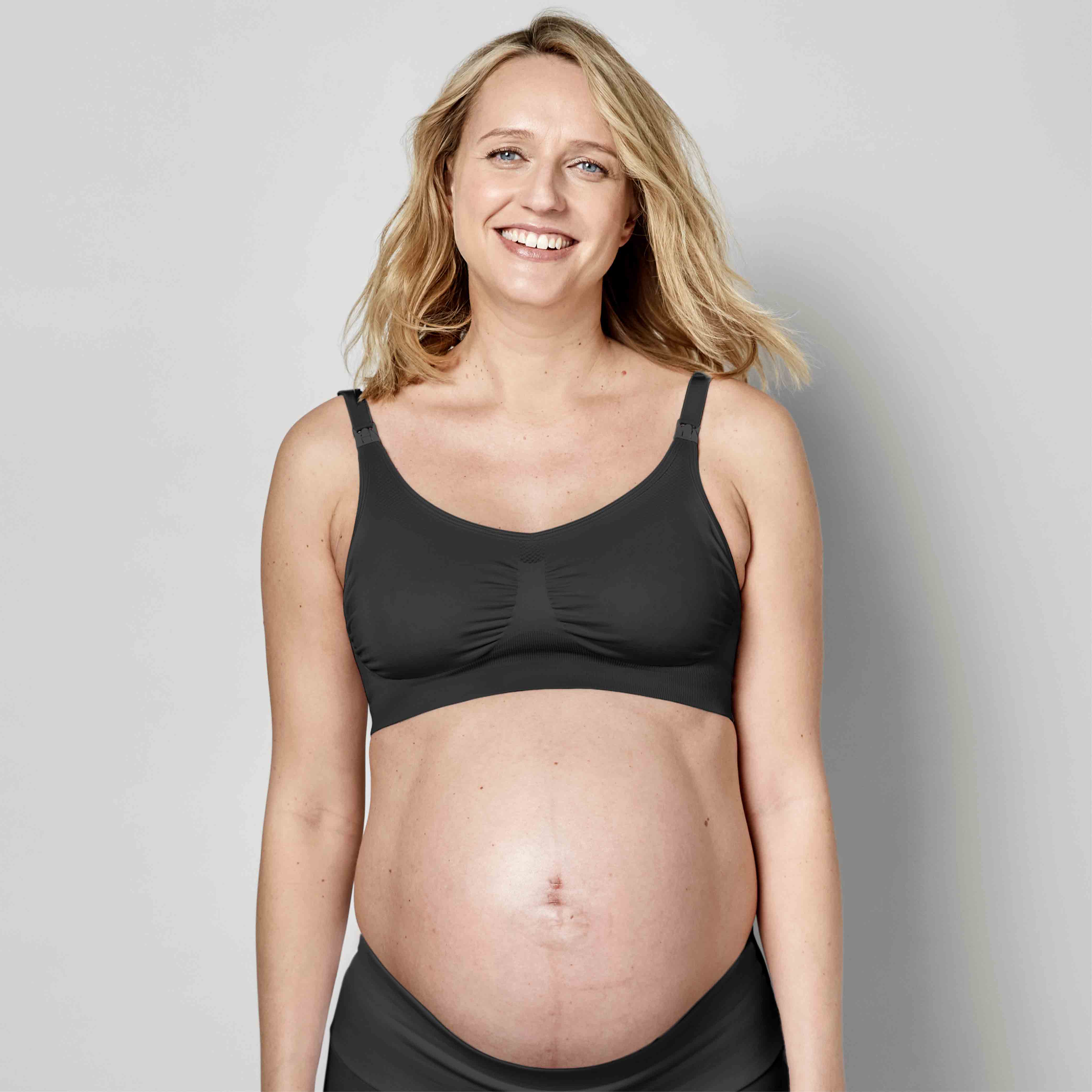 Mamma che indossa un reggiseno Medela Keep Cool™ nero vista frontale