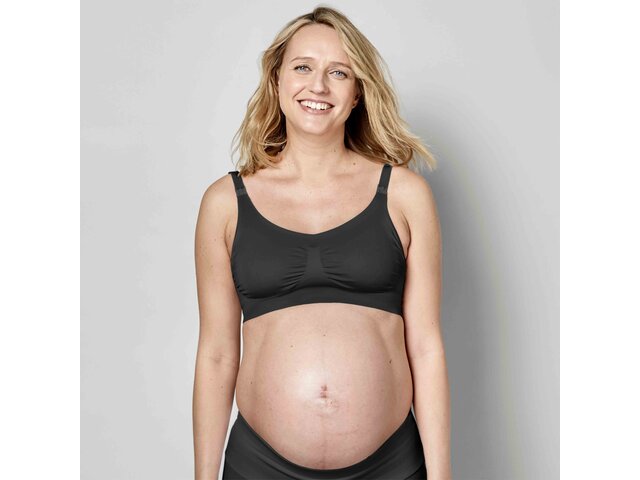 Moeder draagt een zwarte Medela Keep Cool™ Bra vooraanzicht