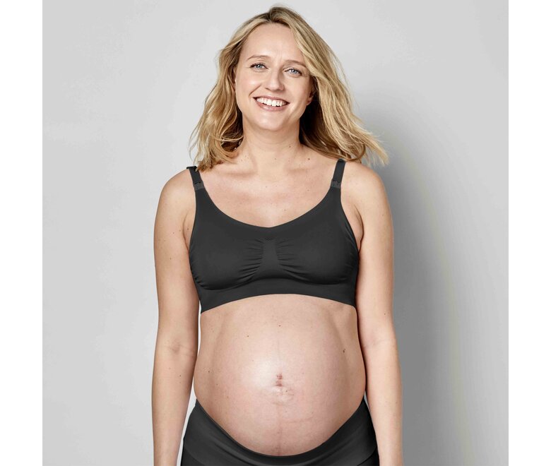 Maman portant un Medela Keep Cool™ Bra noir vue de face