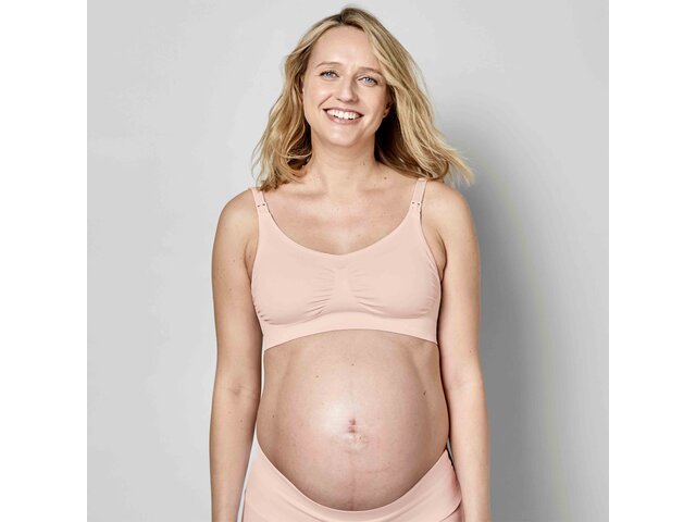 Moeder draagt een Chai Medela Keep Cool™ Bra vooraanzicht