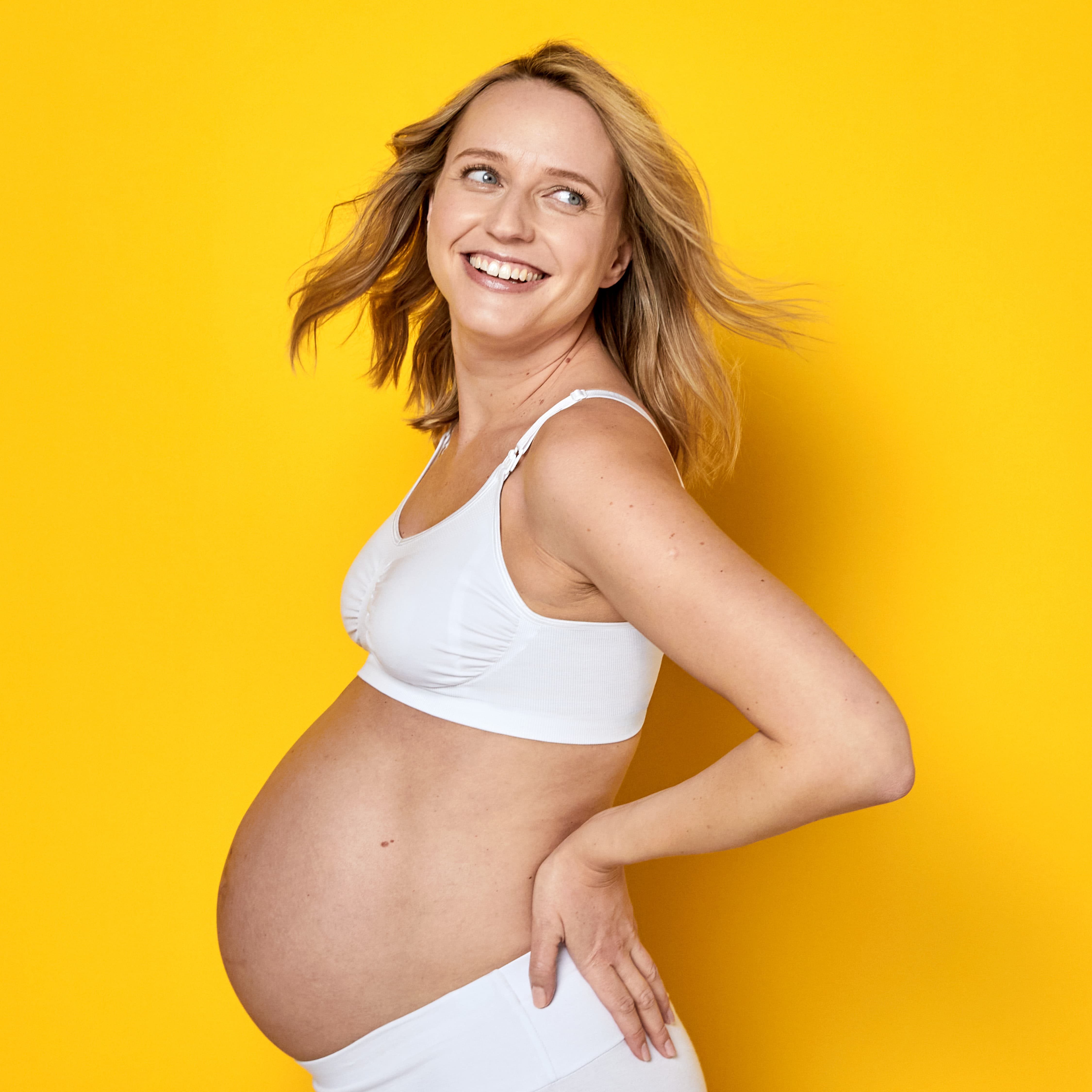 Mamma che indossa un reggiseno Medela Keep Cool™ bianco vista laterale