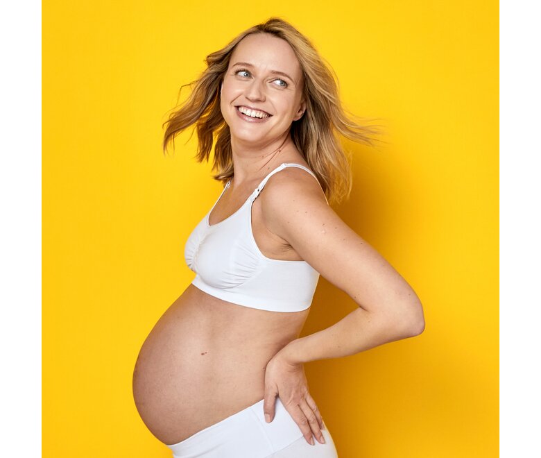 Maman portant un Medela Keep Cool™ Bra blanc vue de côté