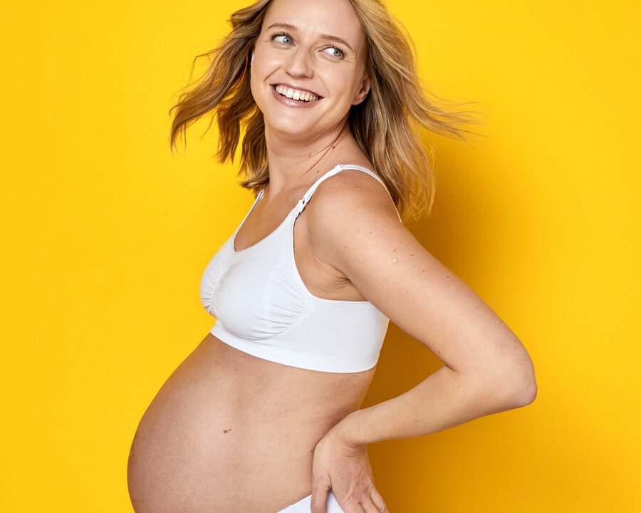 Maman portant un Medela Keep Cool™ Bra blanc vue de côté