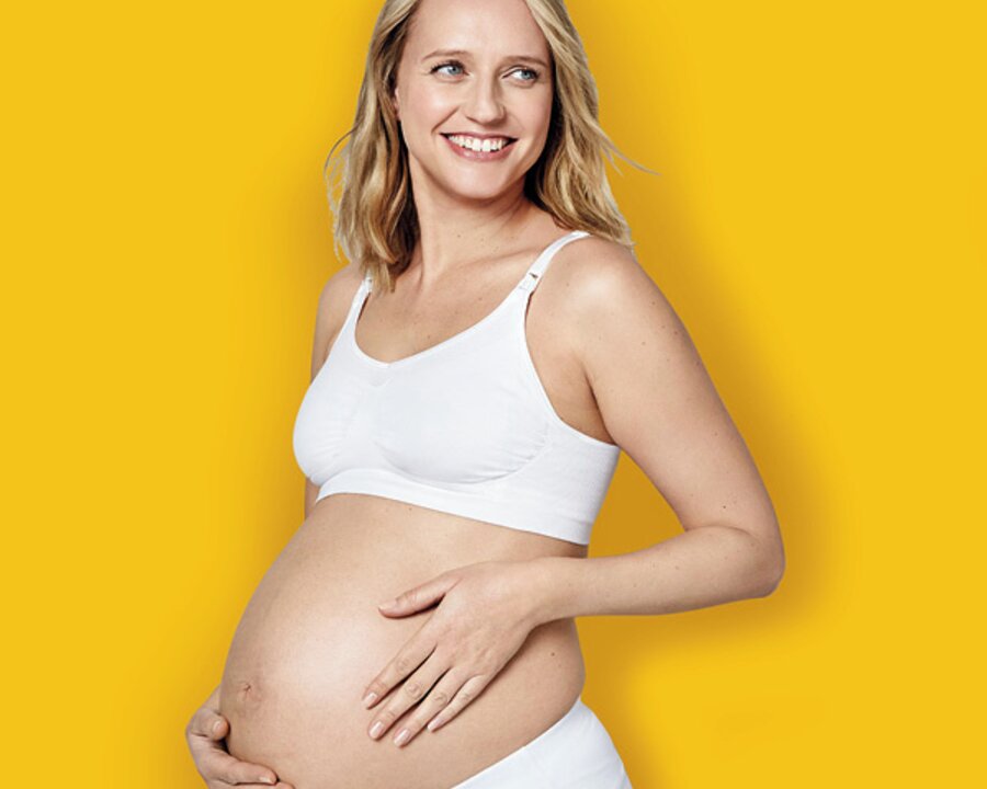 Maman portant un Medela Keep Cool™ Bra blanc vue de face