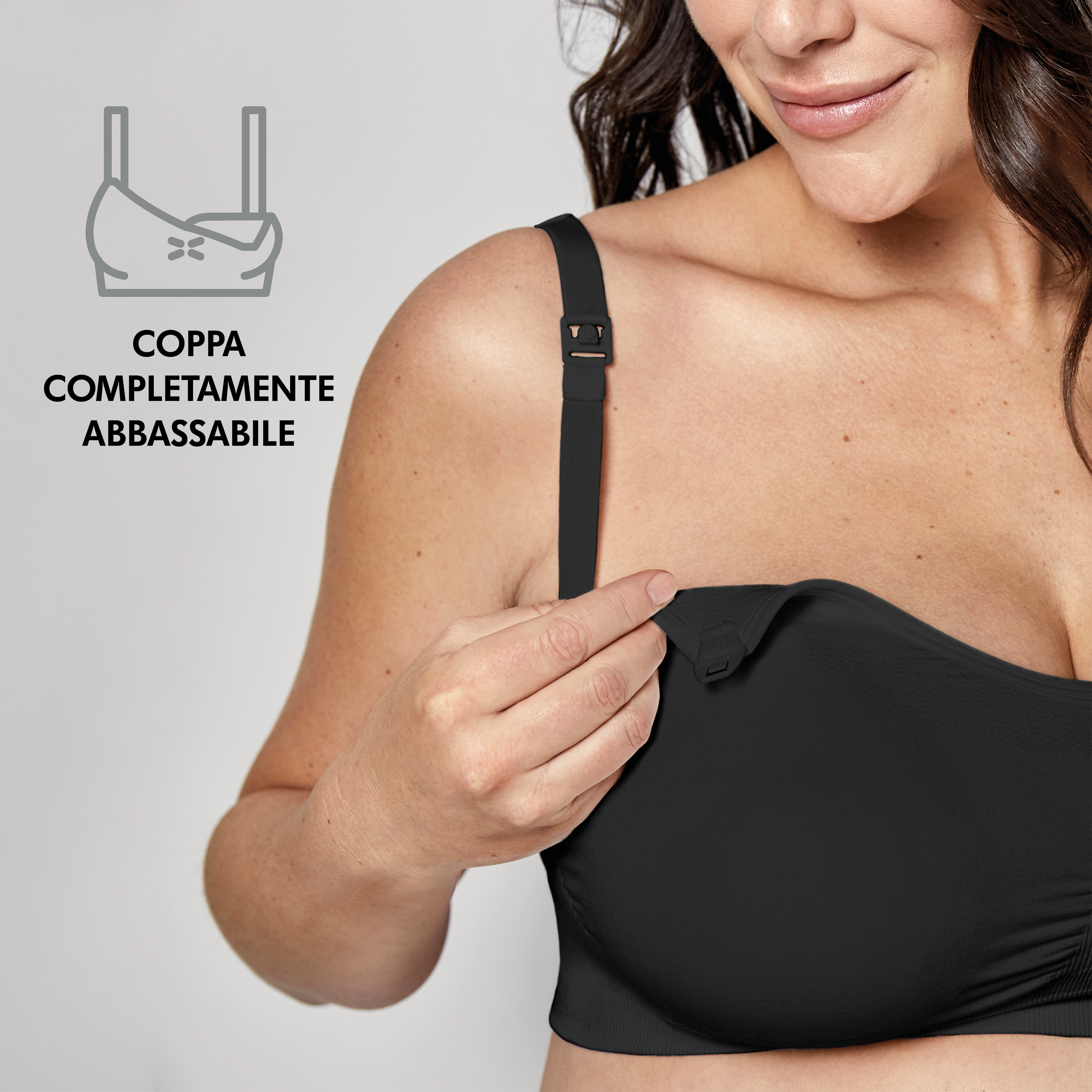 Donna che indossa un reggiseno Medela Keep Cool™ Ultra nero vista frontale con il testo “Coppa a caduta totale”.