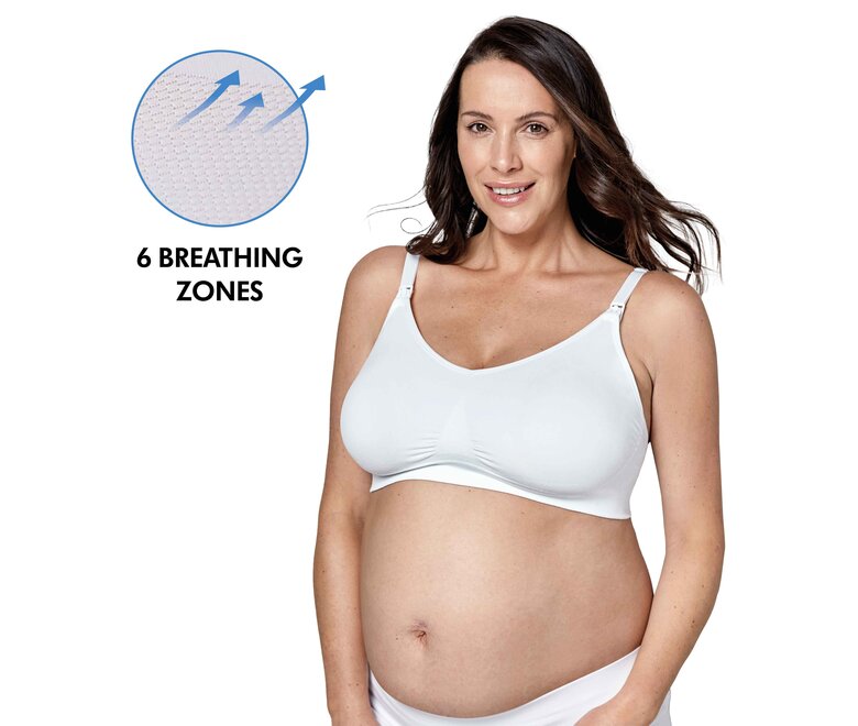 Frau, die einen weißen Medela Keep Cool™ Ultra Bra trägt, Vorderansicht mit Text „6 Atemzonen“.