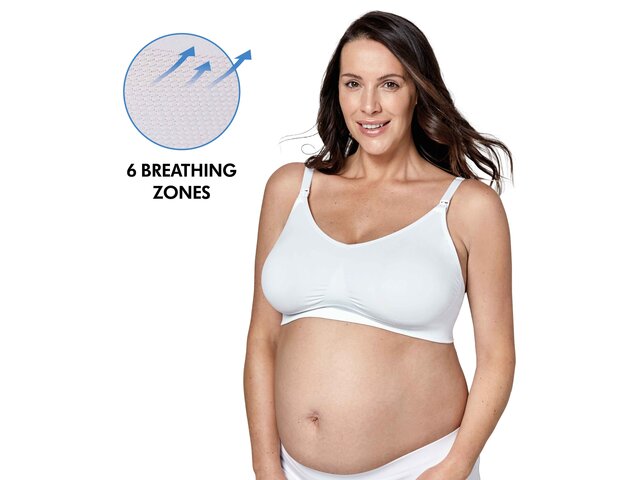 Femme portant un soutien-gorge blanc Medela Keep Cool™ Ultra Bra vue de face avec le texte, « 6 breathing zones ».