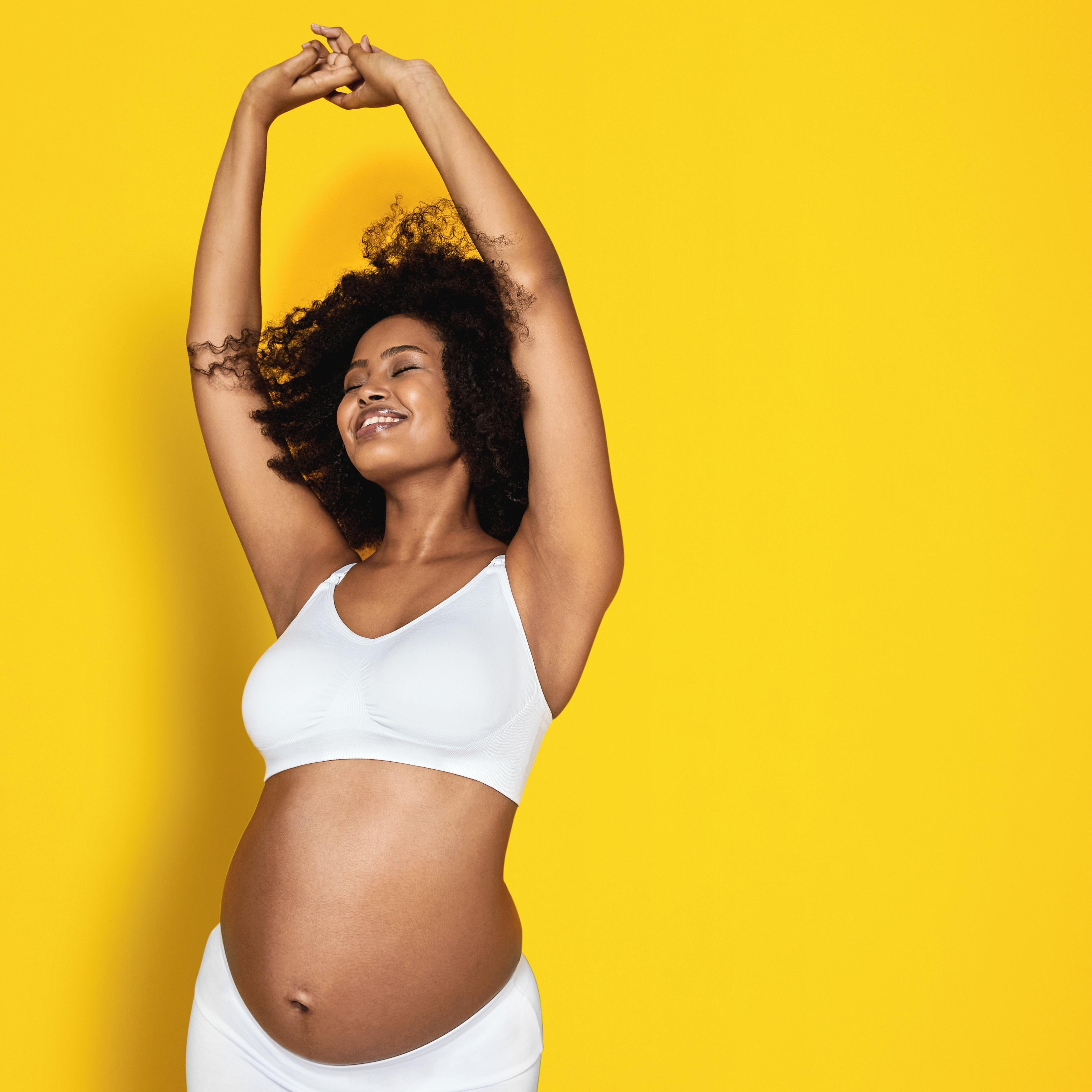 Woman wearing a white Medela Keep Cool™ Ultra Bra front view