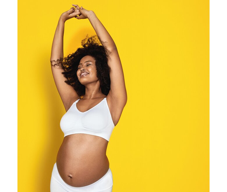 Frau trägt einen weißen Medela Keep Cool™ Ultra Bra in der Vorderansicht