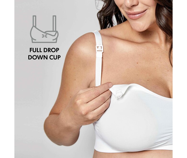 Frau trägt einen weißen Medela Keep Cool™ Ultra Bra in der Vorderansicht mit dem Text „Full drop down cup“.