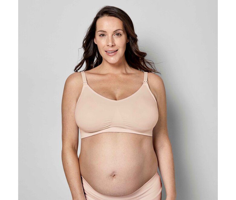 Frau trägt einen Medela Keep Cool™ Ultra Bra in der Vorderansicht