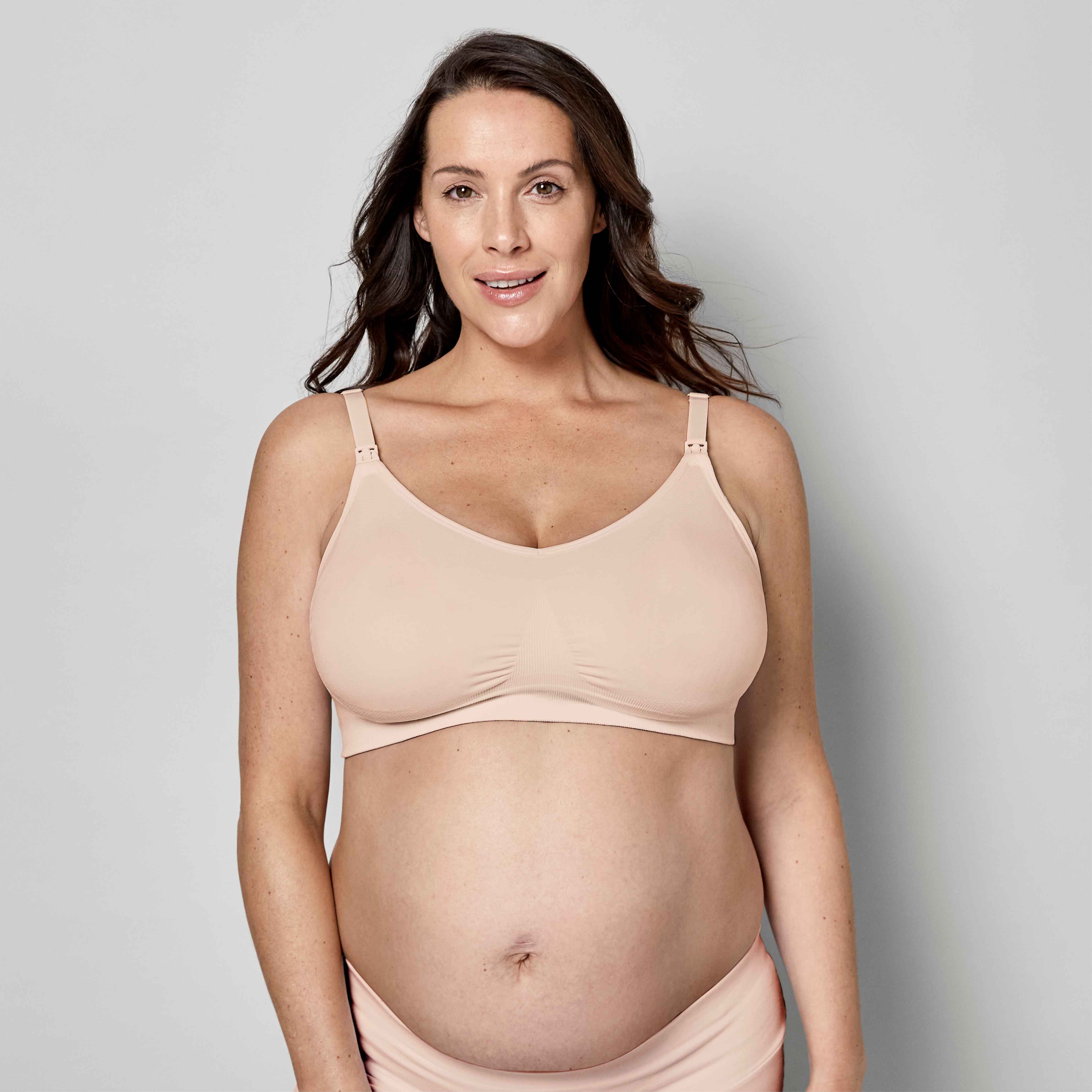 Woman wearing a chai Medela Keep Cool™ Ultra Bra front view
