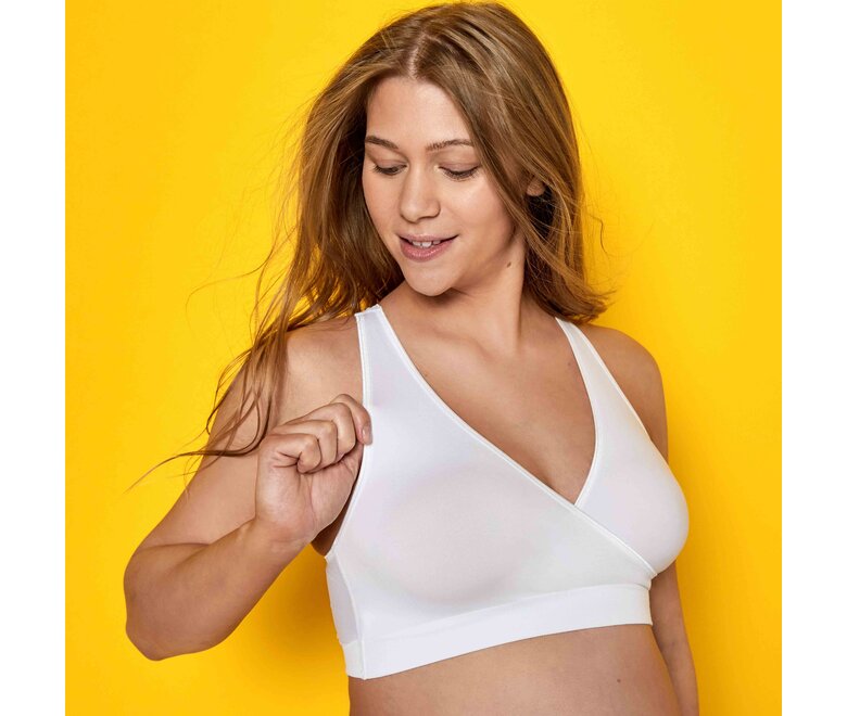 Donna che indossa un reggiseno Medela Keep Cool™ Sleep bianco vista frontale