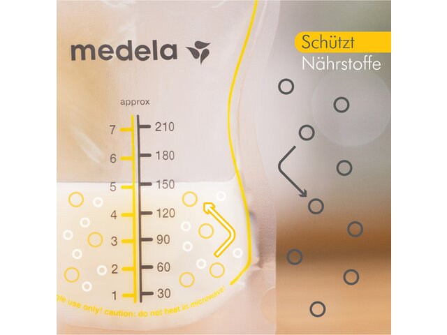 Medela Easy Pour Muttermilchbeutel - zum einfachen Ausgießen. Der Bildtext lautet: „Schützt Nährstoffe“