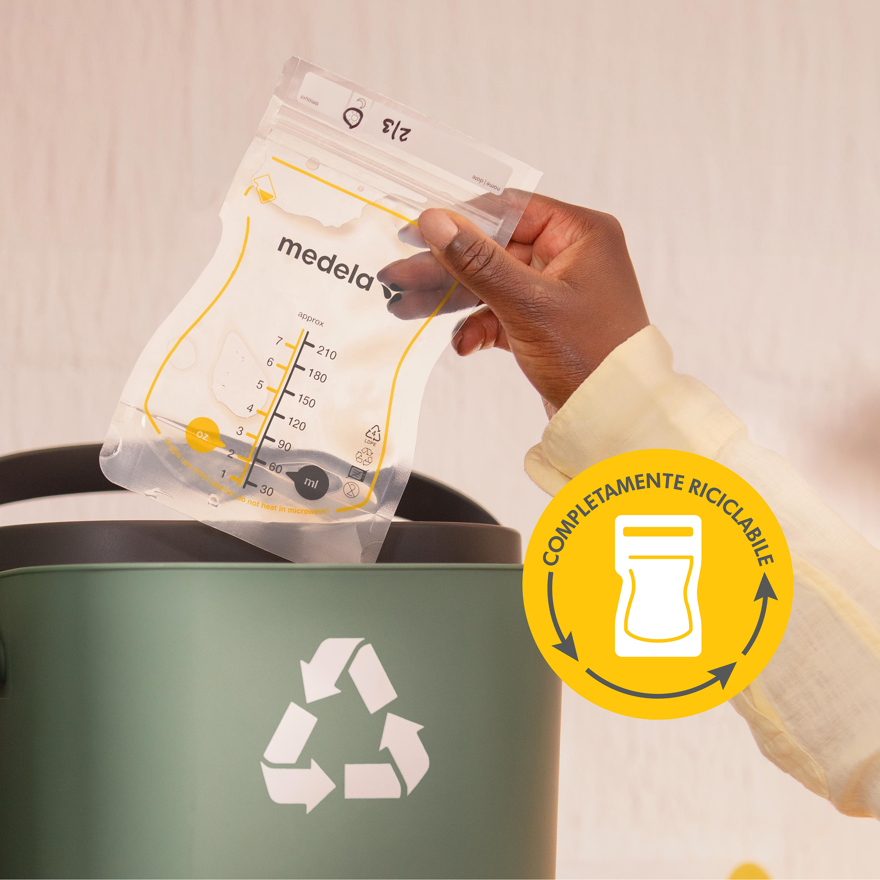 Sacchetti per la conservazione del latte materno Medela Easy Pour - Il testo dell'immagine recita: “Completamente Riciclabile”.