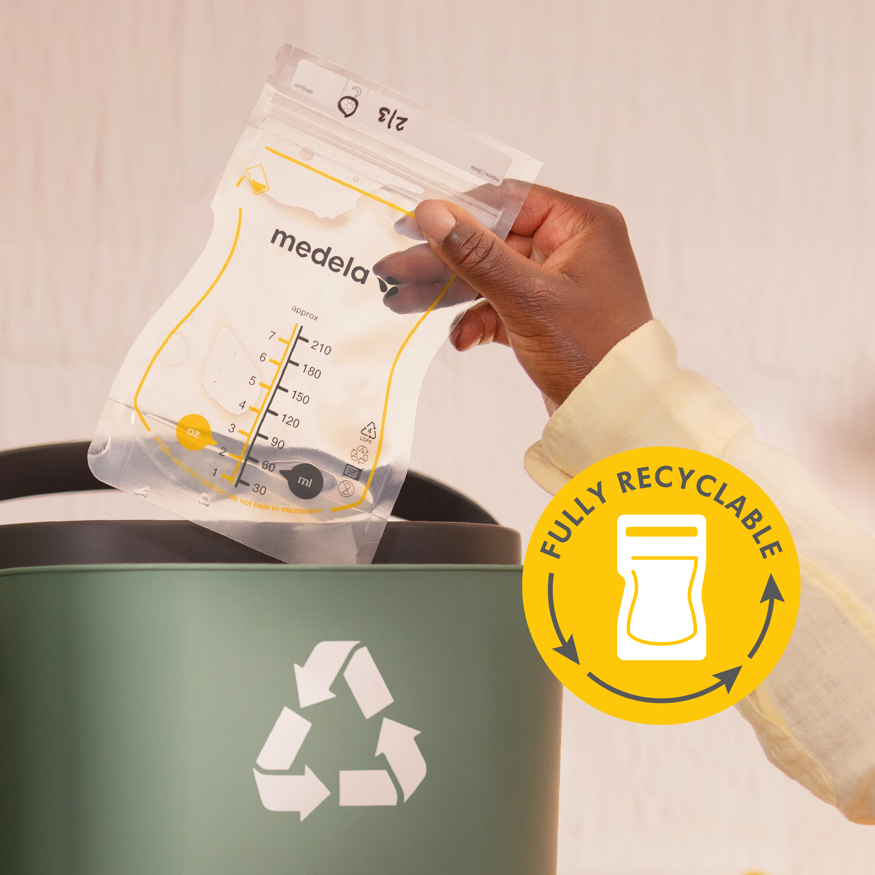 Medela Easy Pour Breast Milk Storage Bags - Image text reads: "Fully Recyclable"