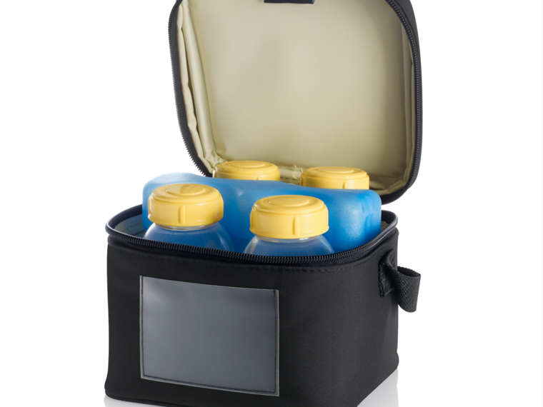 La borsa frigo Medela viene fornita con 4 bottiglie per la conservazione del latte materno Medela e una confezione di ghiaccio separata.