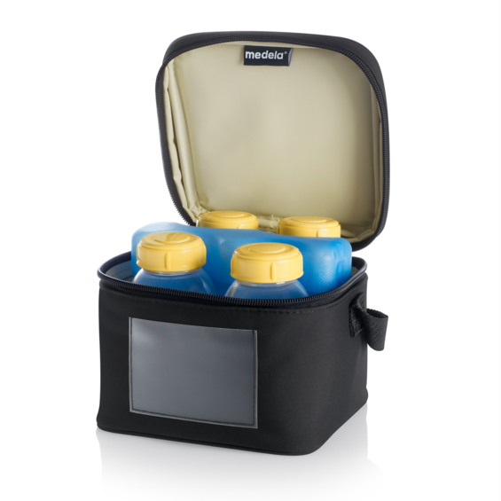 La borsa frigo Medela viene fornita con 4 bottiglie per la conservazione del latte materno Medela e una confezione di ghiaccio separata.