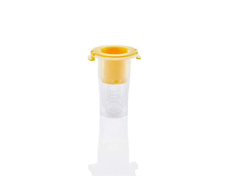 The snap-on lid of the Medela Colostrum Protector makes transportation easier and protects against contamination.