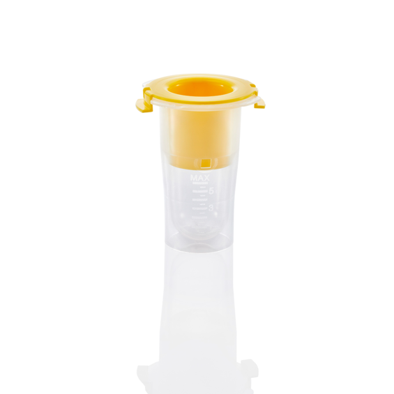 The snap-on lid of the Medela Colostrum Protector makes transportation easier and protects against contamination.
