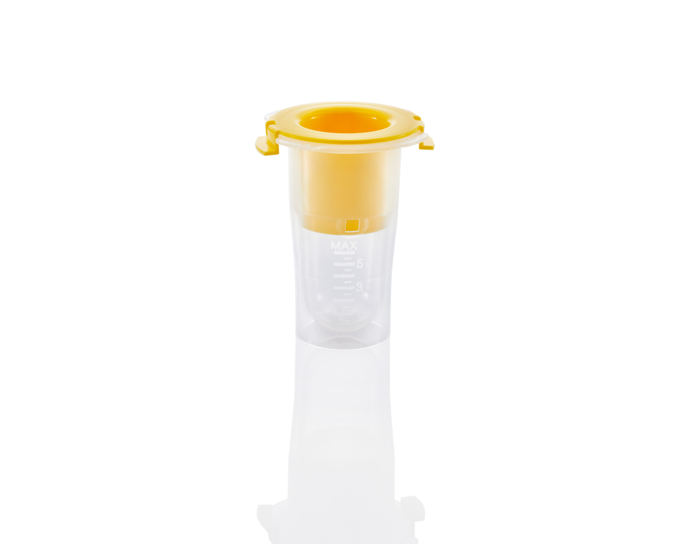 The snap-on lid of the Medela Colostrum Protector makes transportation easier and protects against contamination.