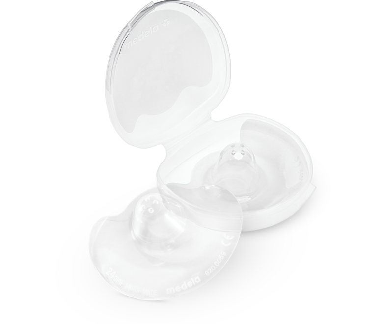Medela Contact™ Nipple Shield accanto alla custodia aperta per la conservazione/il trasporto