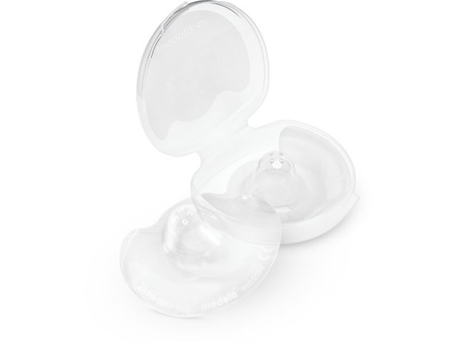 Medela Contact™ Nipple Shield neben der offenen Aufbewahrungs-/Transporttasche