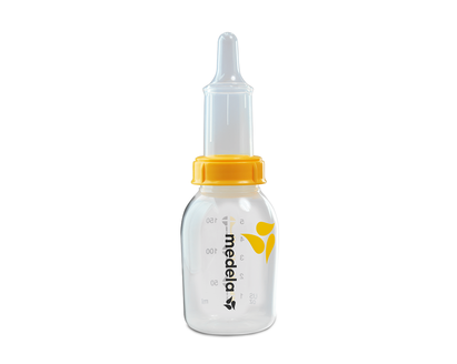 Une tétine réutilisable de Medela SpecialNeeds Feeder fixée à un biberon de lait maternel de Medela.