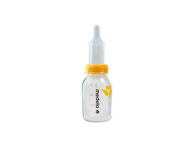 Une tétine réutilisable de Medela SpecialNeeds Feeder fixée à un biberon de lait maternel de Medela.
