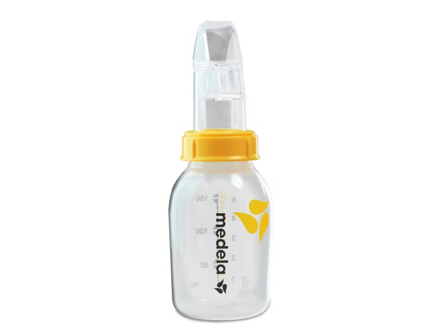 Een geavanceerde bekerhouder, de Medela SoftCup™. Hij wordt aangesloten op een herbruikbare Medela fles voor het bewaren van moedermelk.