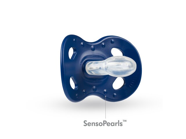 The inner side view of a Medela NIGHT dummy with an arrow and the text “SensoPearls™” for gentle skin contact.
