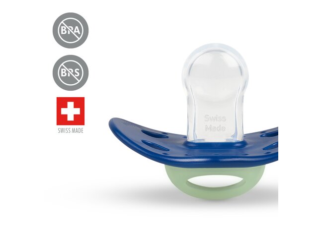 A Medela NIGHT dummy that stands upright with icons and text “BPA free”, “BPS free” and “Swiss Made”.
