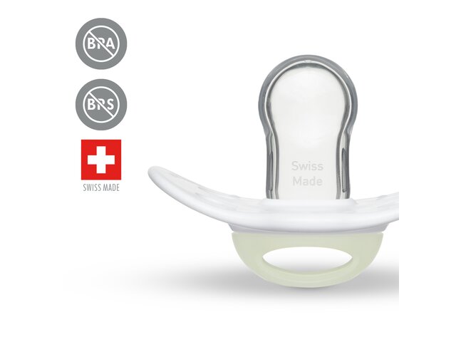 Medela NIGHT dummy standing upright with icons "BPA free", "BPS free", and " Swiss Made".