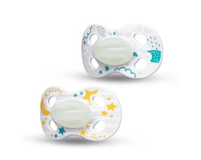 The hedgehog and moon & stars design of the Medela NIGHT dummy with SensoPearls™, 2x.