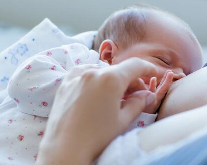Una madre amamanta a su bebé durante el primer mes.