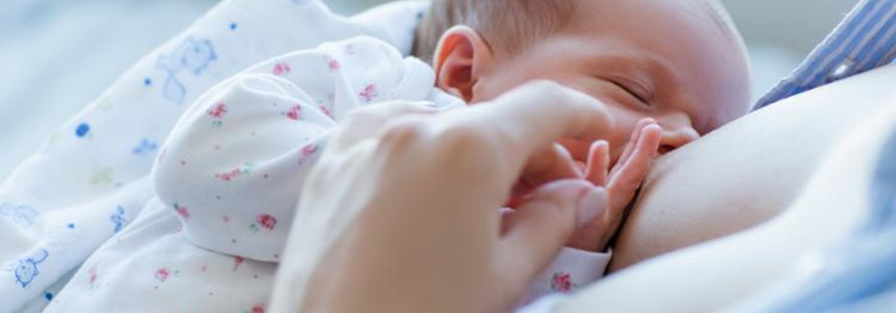 Una madre amamanta a su bebé durante el primer mes.
