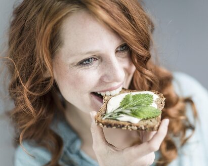 Eine Mutter, die sich gesund ernährt, um eine gute Ernährung während des Stillens zu unterstützen.