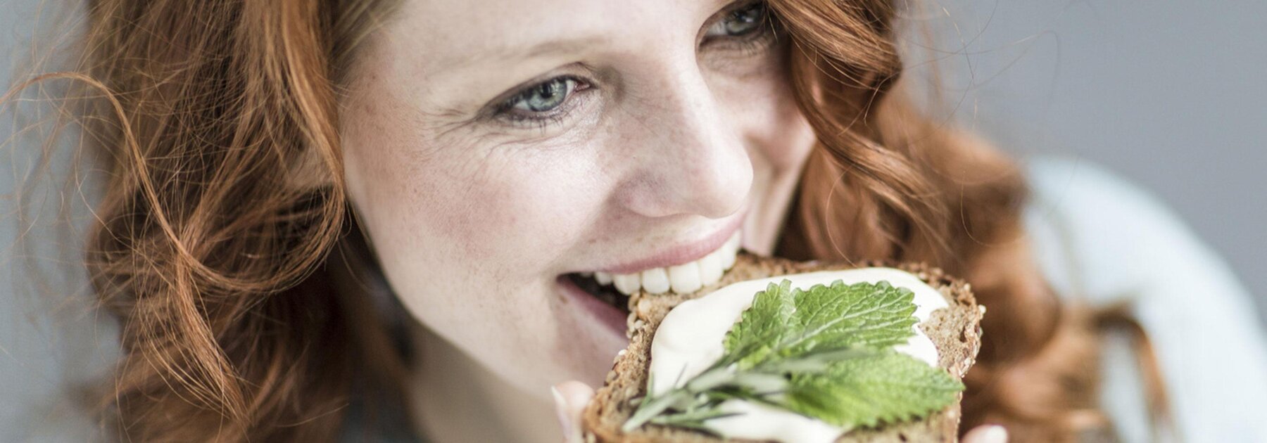 Eine Mutter, die sich gesund ernährt, um eine gute Ernährung während des Stillens zu unterstützen.