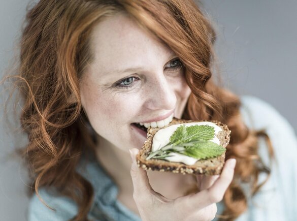 Eine Mutter, die sich gesund ernährt, um eine gute Ernährung während des Stillens zu unterstützen.