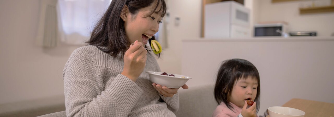 Zwangere vrouw geniet van een gezonde maaltijd en benadrukt het belang van voeding tijdens de zwangerschap.