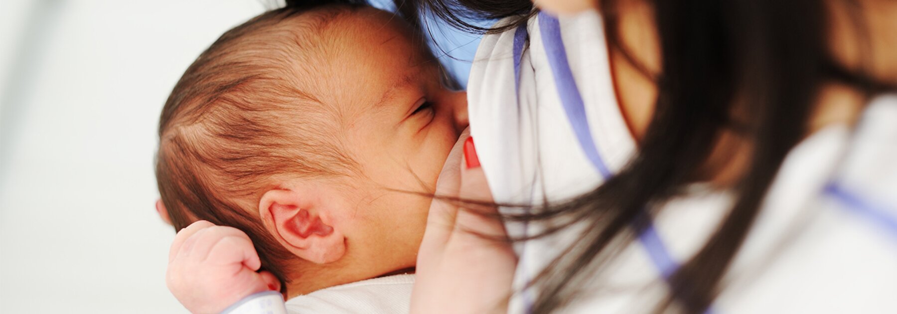 Une nouvelle maman allaite son nouveau-né.