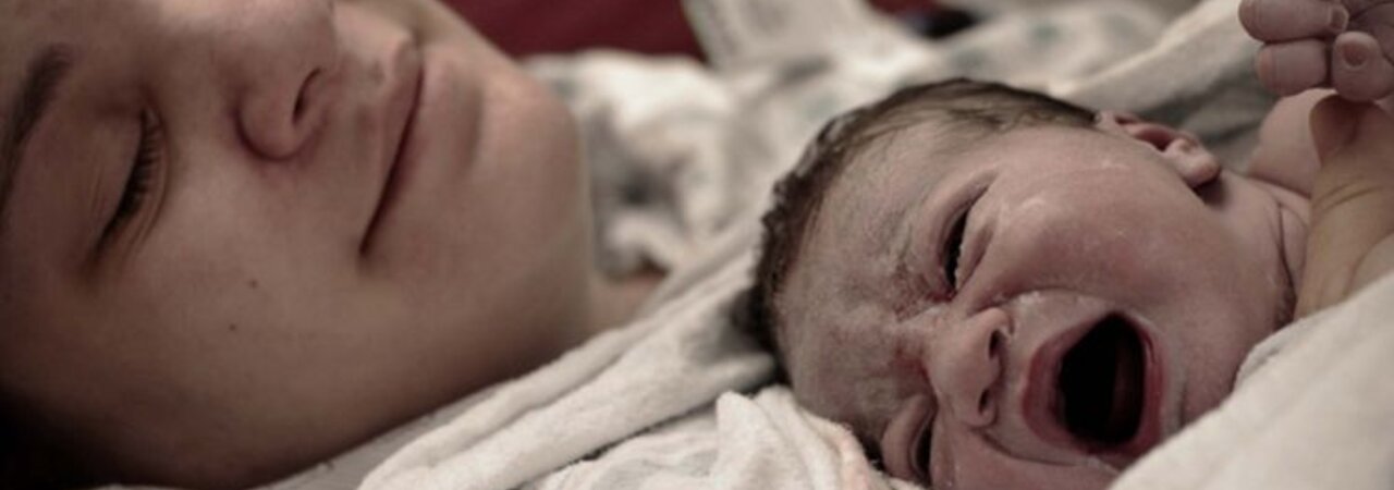 Una madre giace con il suo neonato sul petto subito dopo il parto.