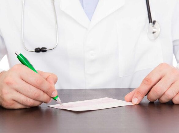 Ein Arzt, der ein Rezept ausstellt.